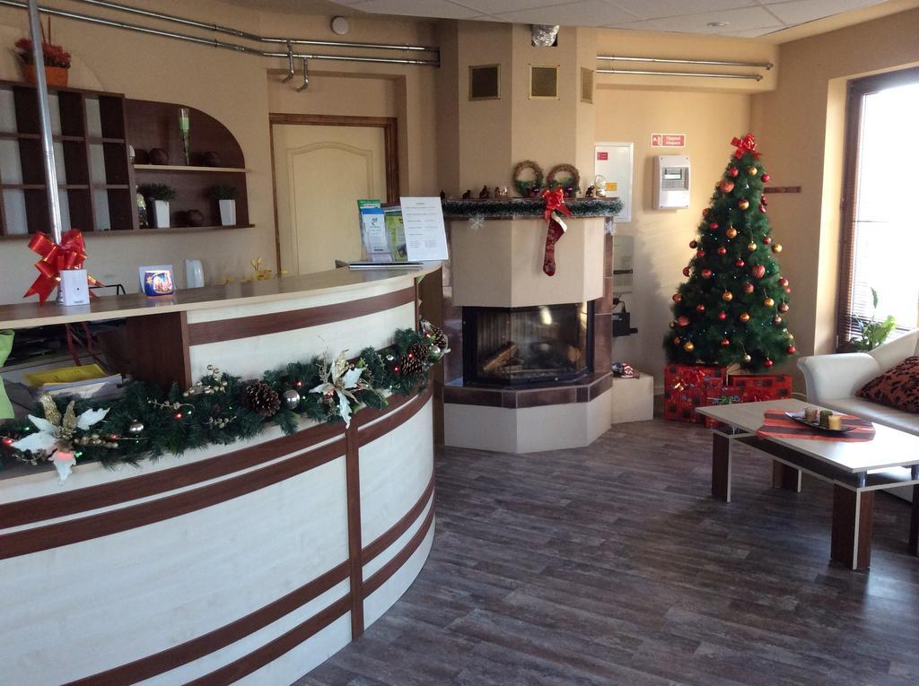 Abszolut Hotel Es Panzio Ньирбатор Экстерьер фото