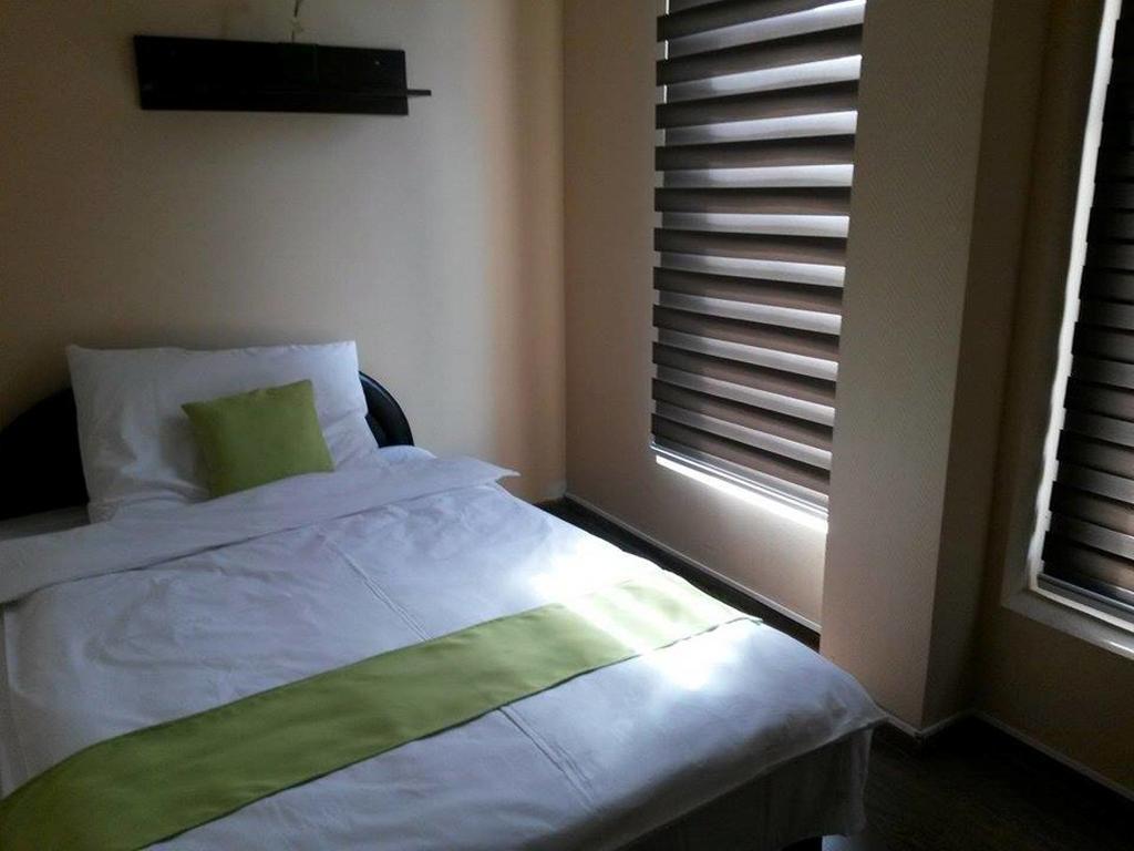 Abszolut Hotel Es Panzio Ньирбатор Номер фото