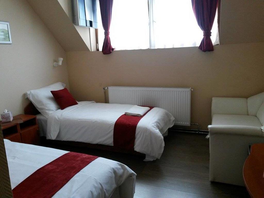 Abszolut Hotel Es Panzio Ньирбатор Номер фото