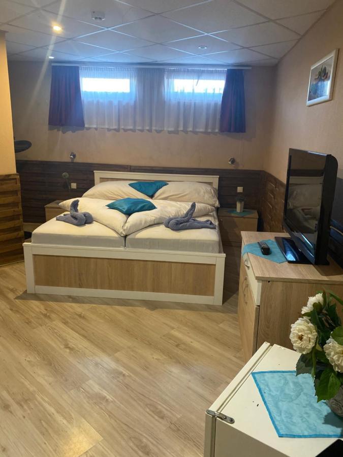 Abszolut Hotel Es Panzio Ньирбатор Экстерьер фото