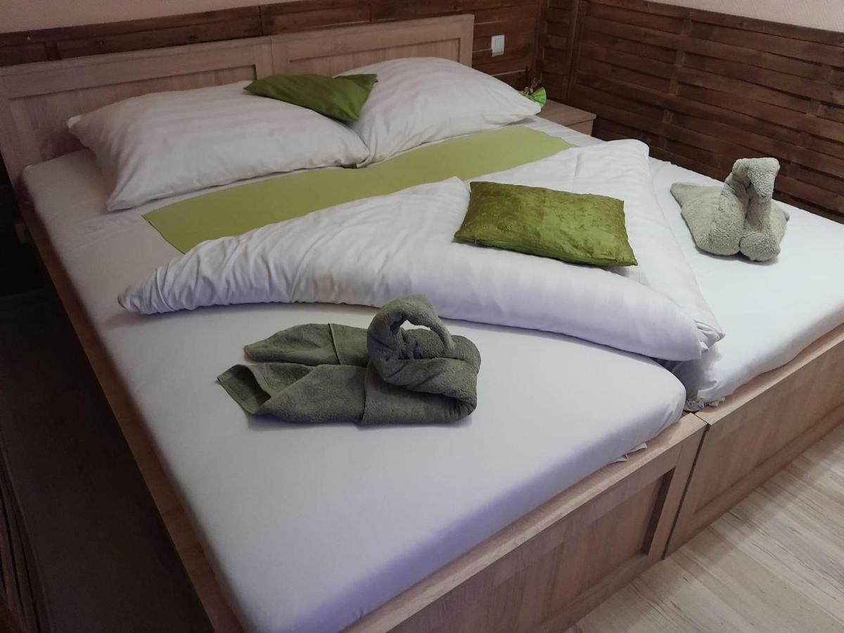 Abszolut Hotel Es Panzio Ньирбатор Экстерьер фото