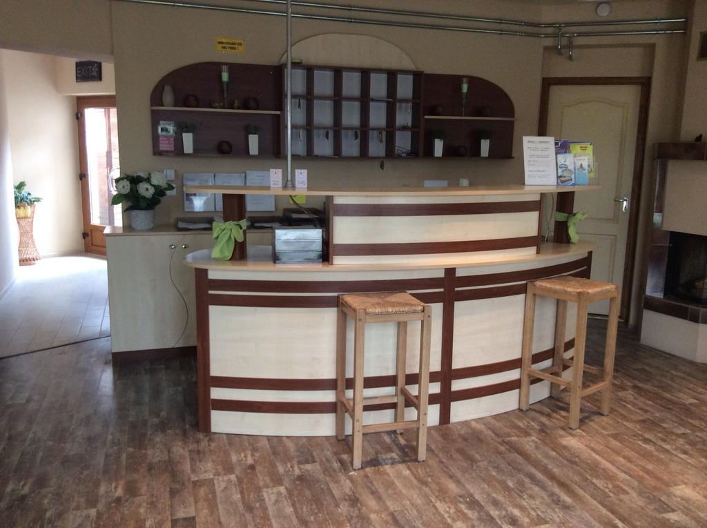 Abszolut Hotel Es Panzio Ньирбатор Экстерьер фото