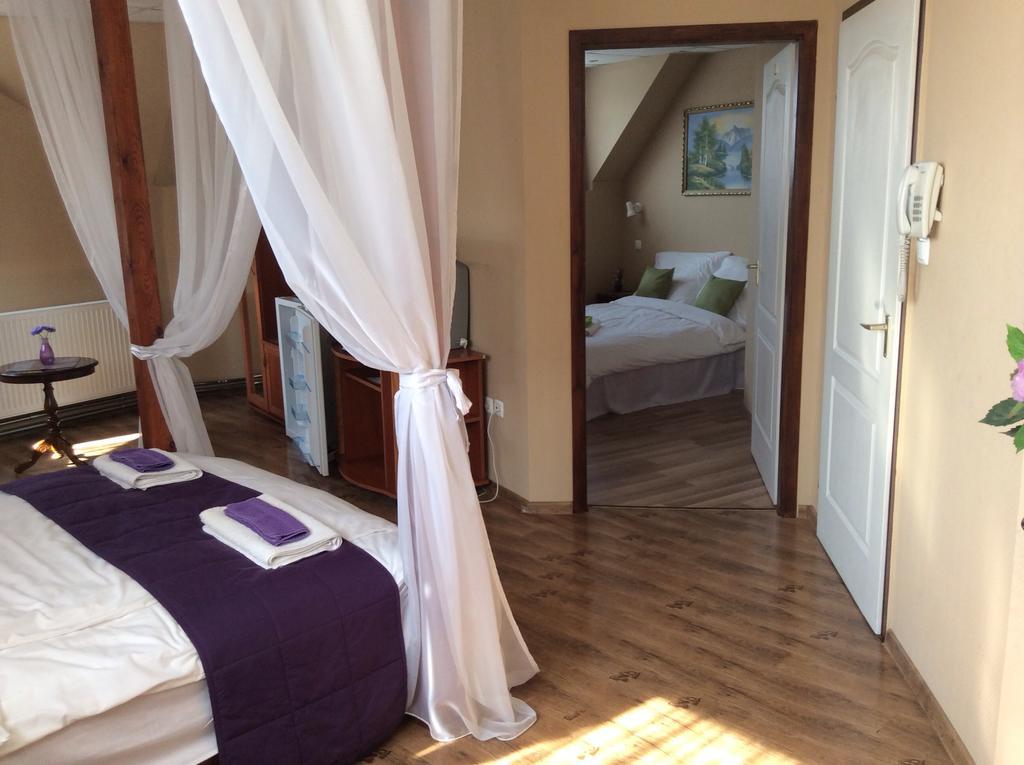 Abszolut Hotel Es Panzio Ньирбатор Экстерьер фото