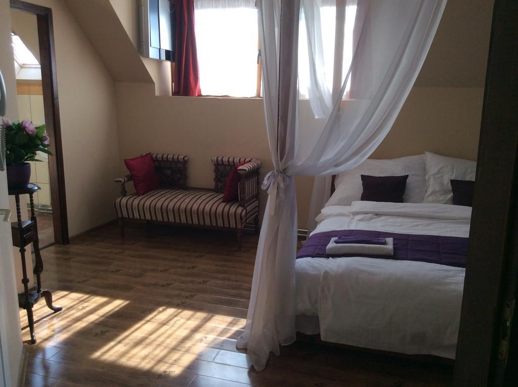Abszolut Hotel Es Panzio Ньирбатор Номер фото
