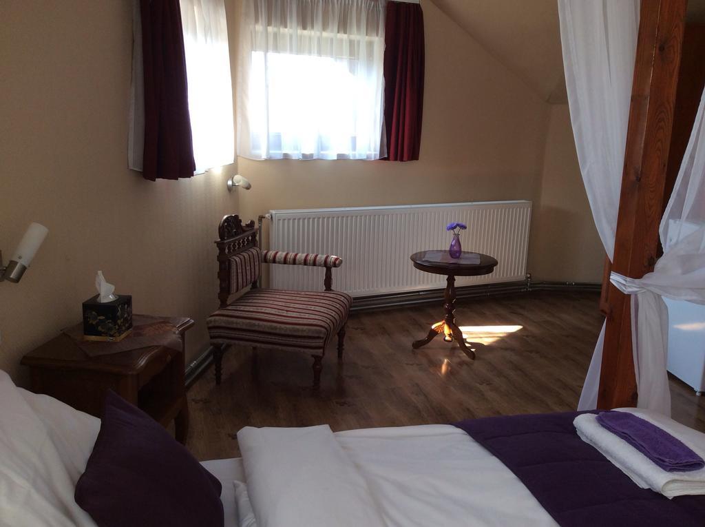Abszolut Hotel Es Panzio Ньирбатор Экстерьер фото