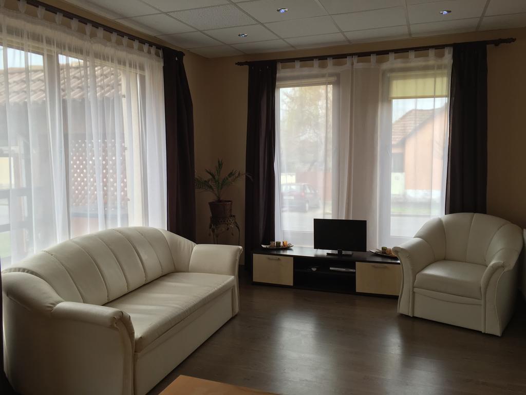 Abszolut Hotel Es Panzio Ньирбатор Экстерьер фото