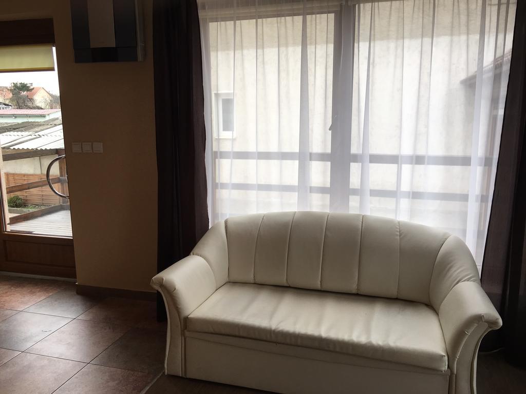 Abszolut Hotel Es Panzio Ньирбатор Экстерьер фото