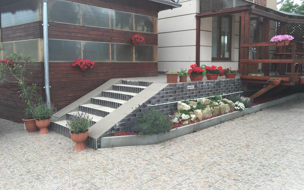 Abszolut Hotel Es Panzio Ньирбатор Экстерьер фото