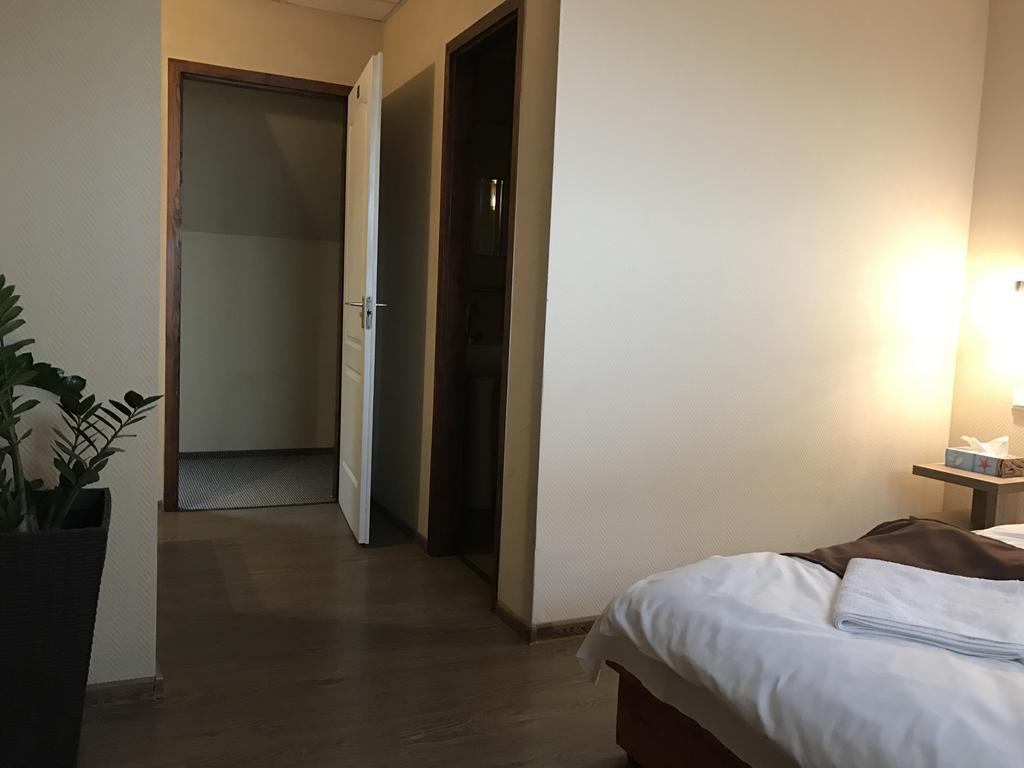 Abszolut Hotel Es Panzio Ньирбатор Экстерьер фото