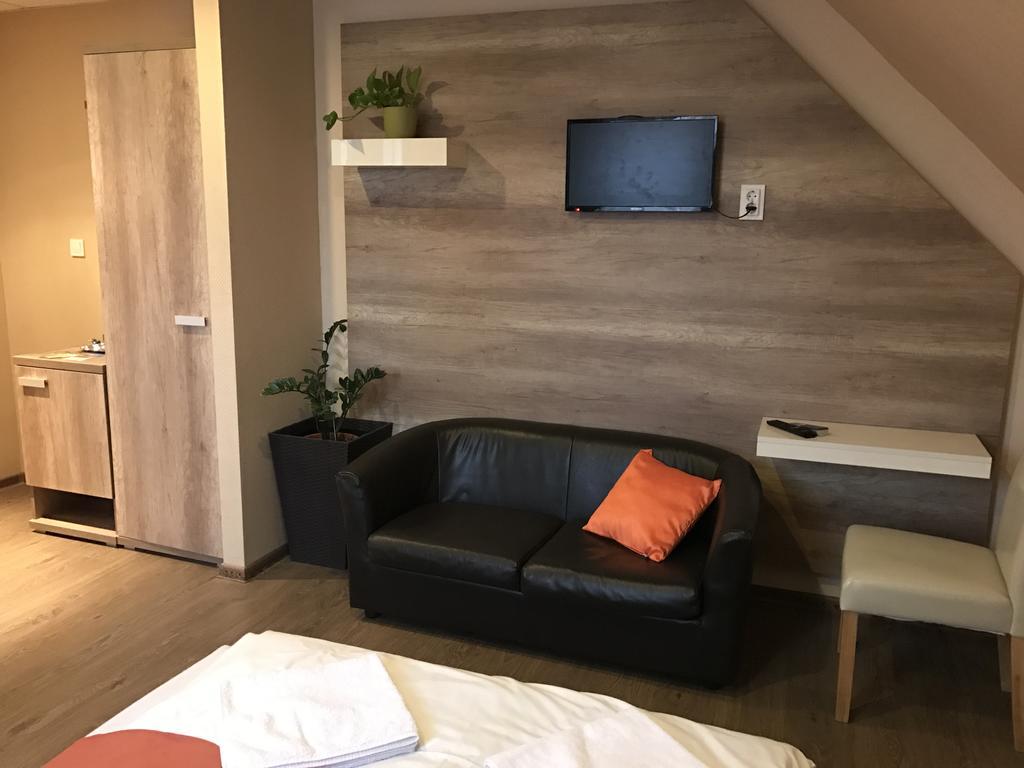 Abszolut Hotel Es Panzio Ньирбатор Экстерьер фото