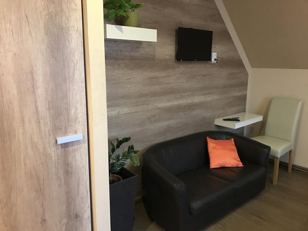 Abszolut Hotel Es Panzio Ньирбатор Экстерьер фото