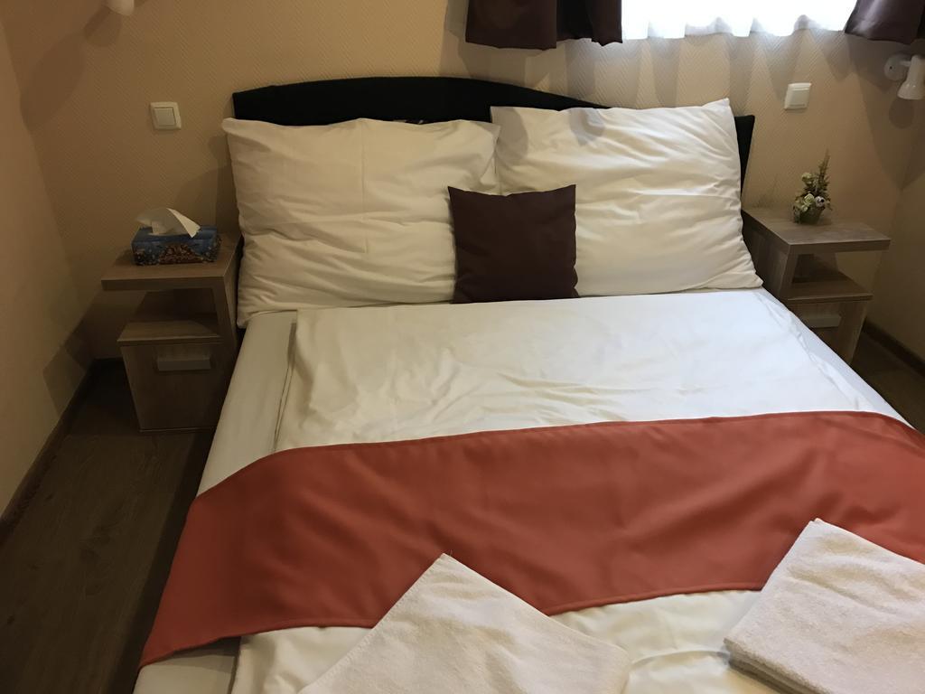 Abszolut Hotel Es Panzio Ньирбатор Экстерьер фото