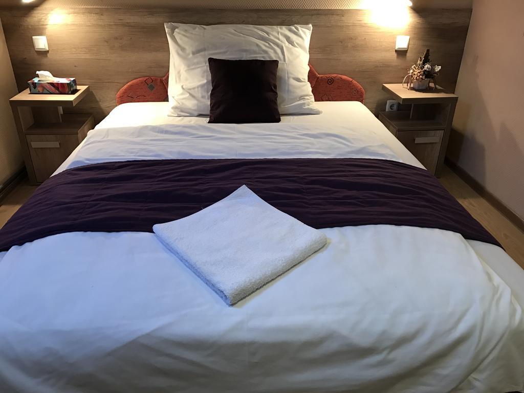 Abszolut Hotel Es Panzio Ньирбатор Экстерьер фото