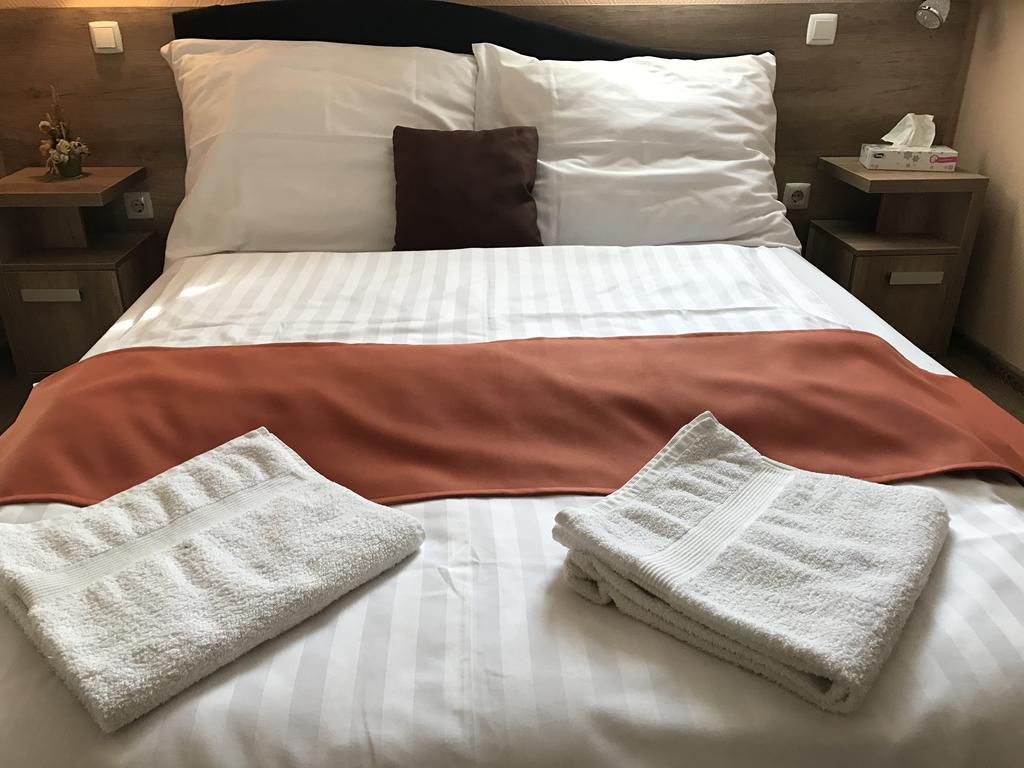 Abszolut Hotel Es Panzio Ньирбатор Экстерьер фото