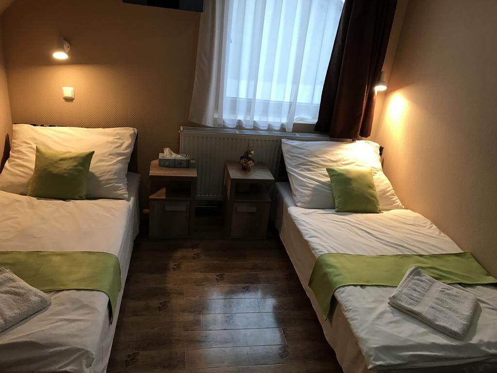 Abszolut Hotel Es Panzio Ньирбатор Экстерьер фото